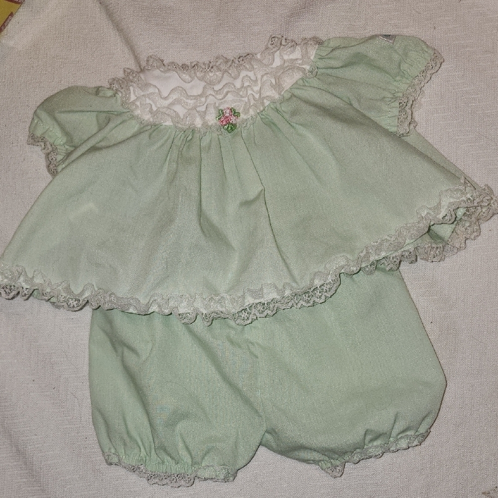 Adorable Green Baby Outfit with Lace Trim